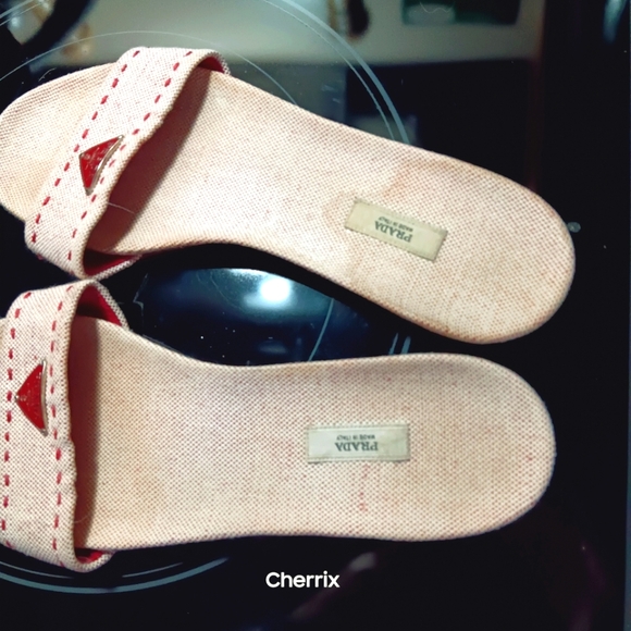 ๐ก Prada Red/Cream Flat Sandals ๐ก - Picture 2 of 5